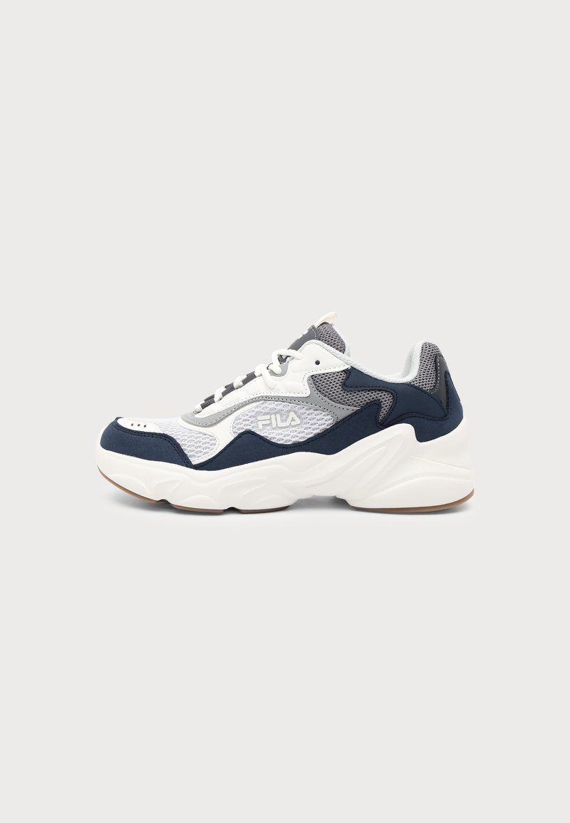 Baskets sportives FILA blanches, bleu marine et grises avec semelle épaisse et tissu en mesh, vues de côté extérieur sur un fond uni.