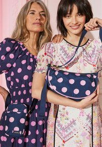 Cath Kidston ROUND MINI - REGULAR FIT - Keresztpántos táska - navy blue spot
