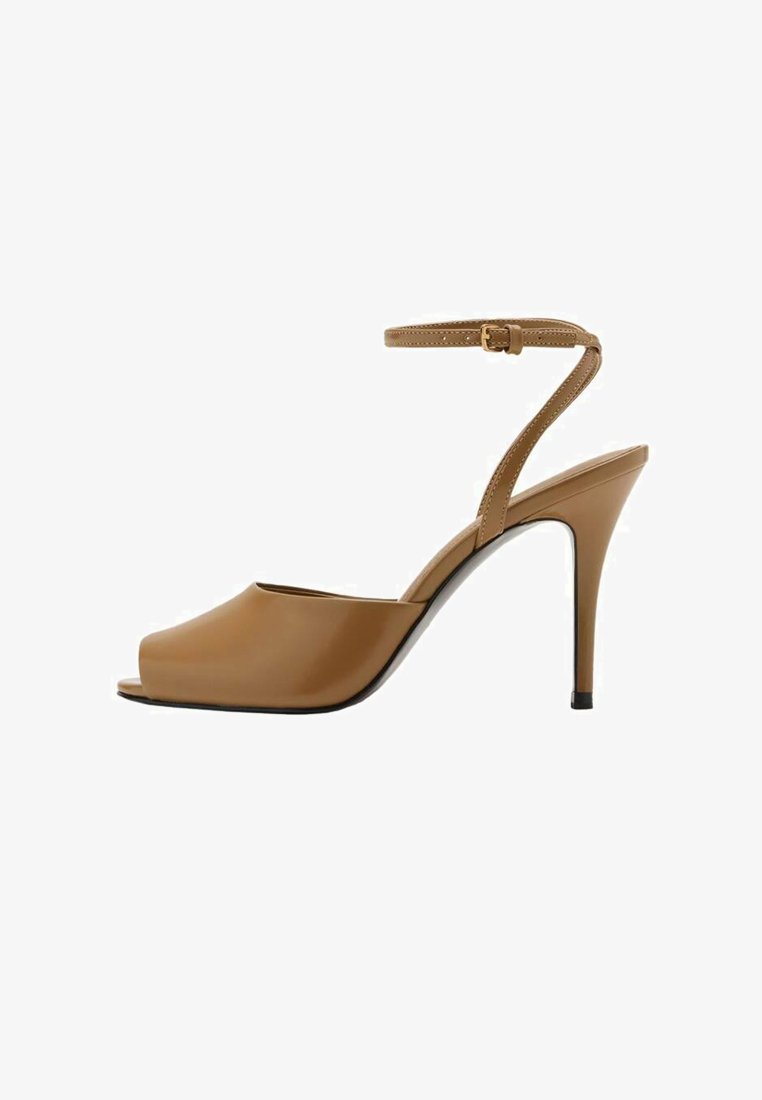 Ruskea, avonainen korkokenkä, jossa on kiiltävä pinta, ohut nilkkaremmi ja stiletto-korko. Sileä rakenne, minimalistinen muotoilu.