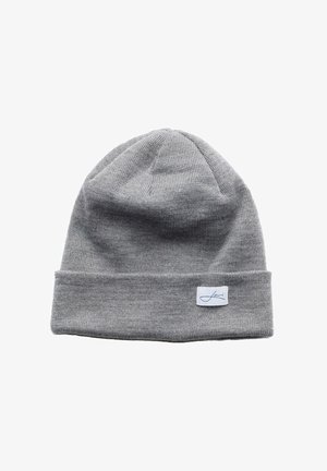 Graue Strickmütze mit umgeschlagenem Saum. Das Material ist weich und strukturiert, mit einem kleinen weißen Etikett mit blauer Schrift an der Seite.