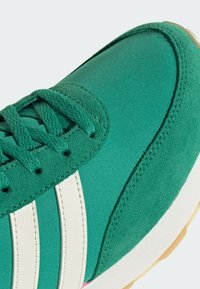 adidas Sportswear Zapatillas para caminar - semi court green   off white   bliss pink