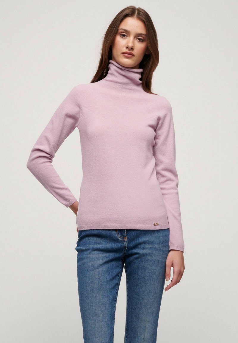 Gai violets turtlenecks džemperis, izgatavots no mīkstas auduma, ar garām piedurknēm, pieguļošu piegriezumu un mazu logotipa akcentu apakšējā daļā.