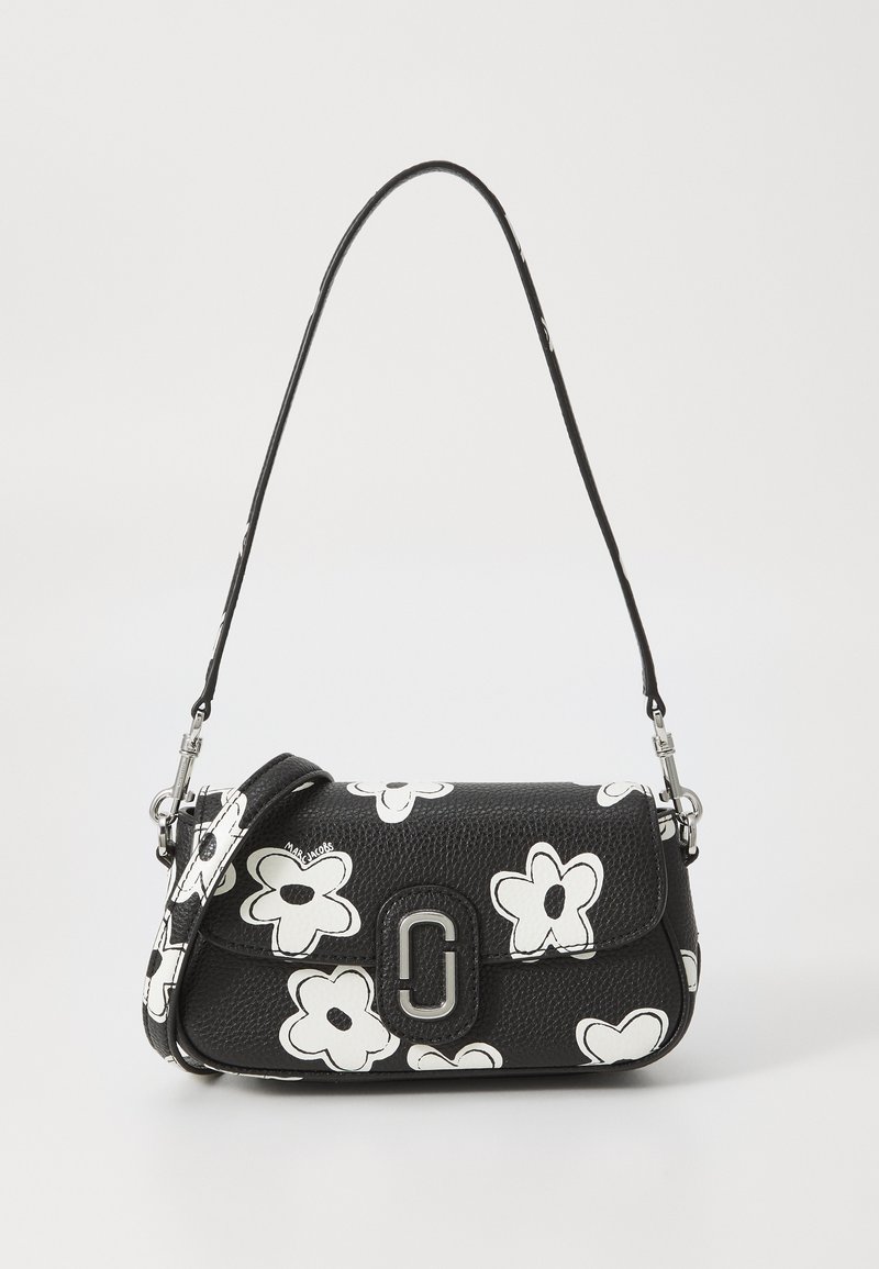 Borsa a spalla in pelle nera con motivo floreale bianco, hardware in argento, forma curva e tracolla regolabile. Presenta il logo sul lato.
