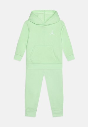 ESSENTIALS UNISEX SET - Pantalones - vapor green