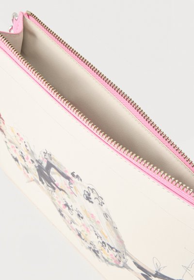 Λευκή θήκη με ροζ φερμουάρ που απεικονίζει σκίτσο γυναίκας με λουλουδάτο φόρεμα να κρατά τσάντα, σε κοντινή λήψη.