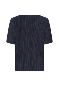 Mørkeblå kortærmet top med en tekstureret, plisseret design. Har en bred halsudskæring og en løs pasform, lavet af letvægtsstof.