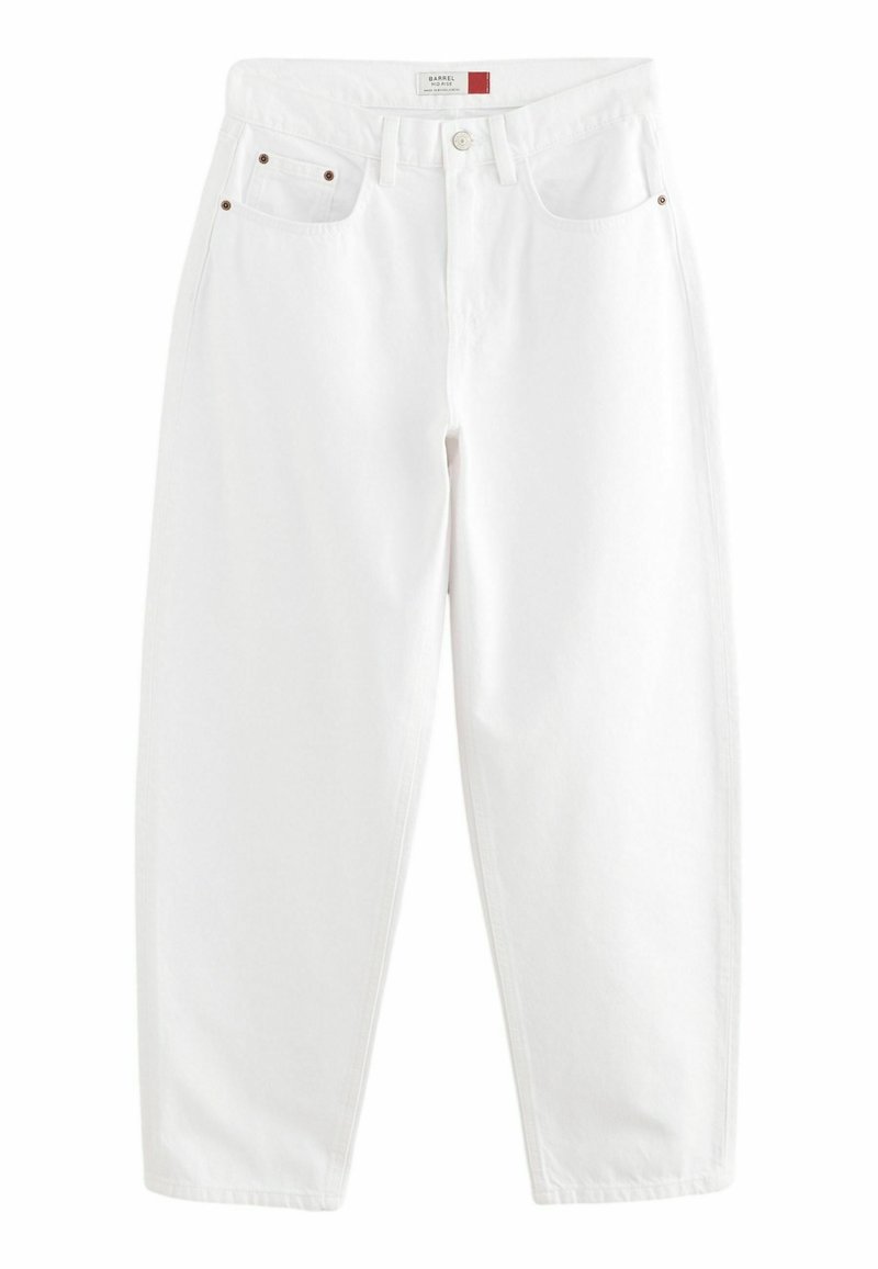 Pantalon en denim blanc avec une coupe décontractée, cinq poches et rivets dorés. Doté d'une fermeture à bouton et à glissière, avec passants de ceinture à la taille.