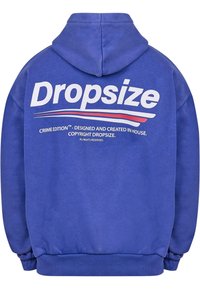 Niebieska bluza z kapturem z dużym białym logo "Dropsize" na plecach, z czerwono-niebieskim pasem poniżej. Miękki, teksturowany materiał z kapturem.