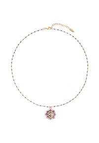 Collier en ton doré avec une chaîne délicate ornée de perles vertes, et un pendentif circulaire accentué de pierres roses et de détails élaborés.