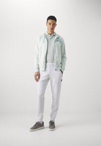 EA7 Emporio Armani Mikina so zipsom - ghiaccio