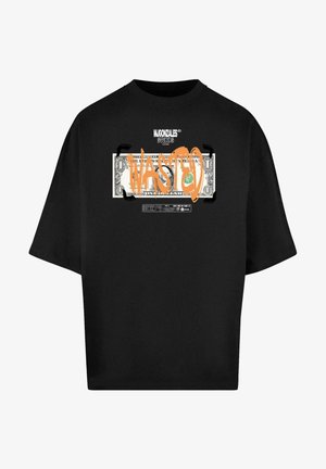 Fekete, oversize póló, amelyen egy dollár bankjegy grafikája látható, narancssárga spray festékkel feliratozva: "WASTED" az elején.