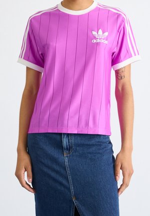 Rosa kortærmet trøje med lodrette striber, hvid krave og ærmefinish, med et hvidt Adidas-logo på brystet.