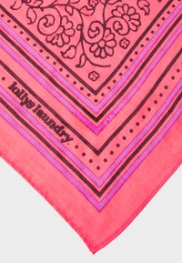 Rosa Schal mit floralen Mustern und schwarzen Umrandungen, mit farblich abgestuften Tönen von Rosa und Lila an den Rändern. Das Logo "Kally's Laundry" in Schwarz gedruckt.