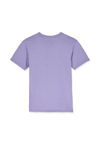 Camiseta de manga corta en morado claro, hecha de algodón suave. Presenta un cuello redondo y un diseño de espalda sin costuras con un dobladillo recto.