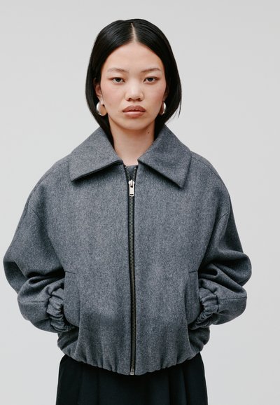 Grau melierte Wollmischung Bomberjacke mit breitem Kragen, gerippten Bündchen und elastischem Saum. Verfügt über einen Reißverschluss vorne und seitliche Taschen.