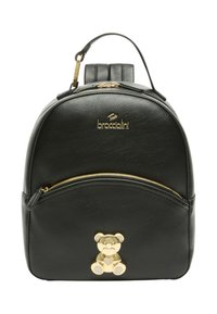 Zaino in pelle nera con hardware dorato, forma arrotondata, tasca frontale con zip e un ciondolo a forma di orsetto dorato nella parte inferiore.