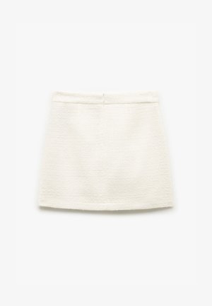 Biała tkana spódnica o teksturowanej powierzchni, prosta, z płaskim pasem w talji i zapięciem na zamek z tyłu. Bez widocznych kieszeni ani ozdób.