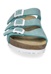 Błękitne zamszowe sandały z trzema regulowanymi klamrami, naturalną korkową wkładką i białą gumową podeszwą z bieżnikiem zapewniającym przyczepność.
