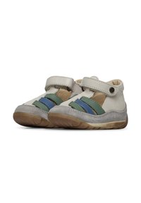 Chaussures en cuir pour enfants avec une palette de couleurs beige et grise. Caractéristiques d'accents rayés bleus et verts, sangle Velcro et semelle texturée.
