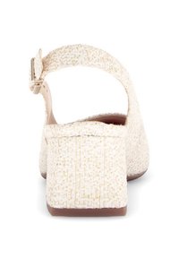 Beige textuur hoge hak schoen met een vierkante hak en verstelbare enkelband; beschikt over een gevlochten materiaal en een gladde binnenvoering.