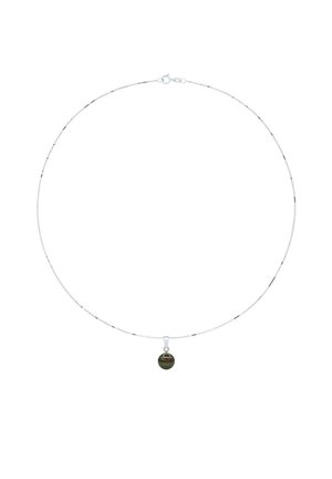 Collier chaîne argentée avec petit pendentif rond noir centré, présenté sur un fond blanc.