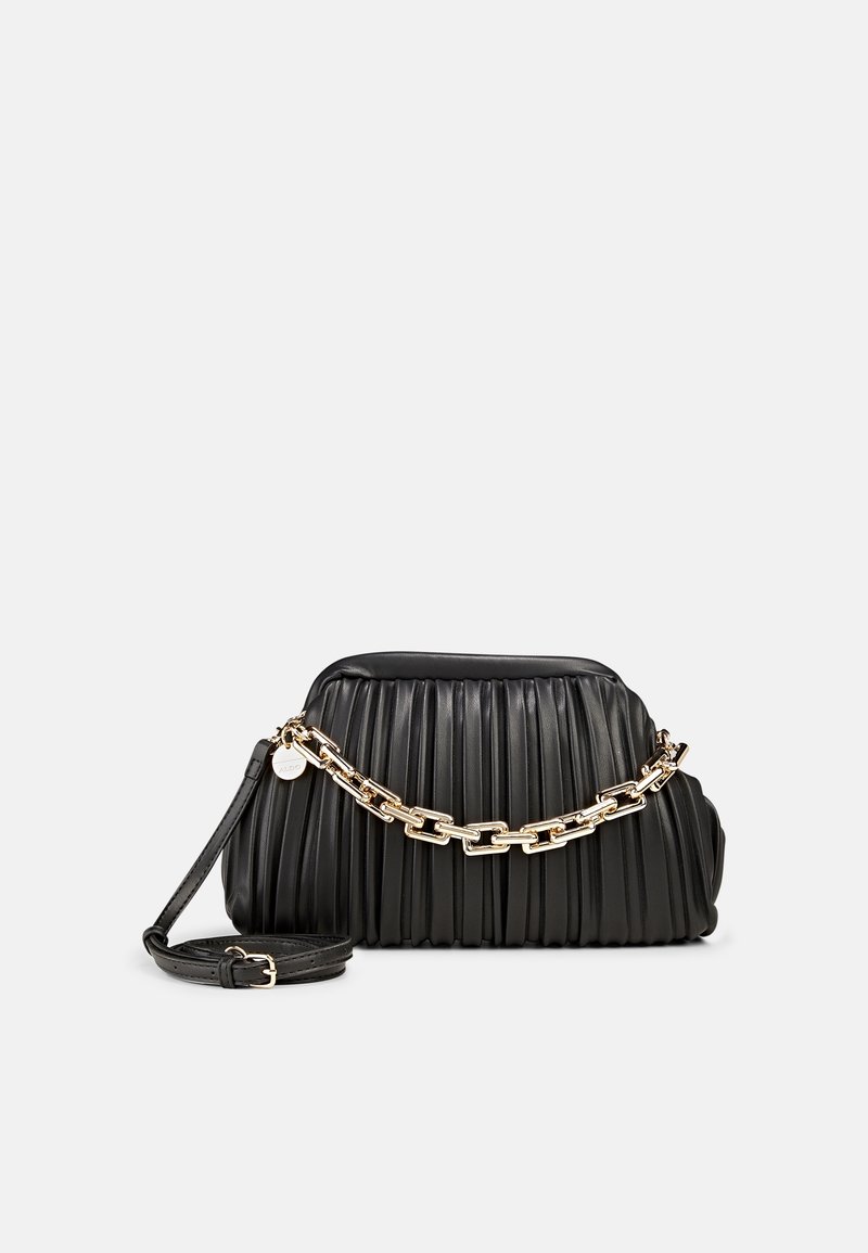 Sac à main en cuir noir plissé avec détail de chaîne dorée et bandoulière en cuir réglable, sur un fond gris clair uni.