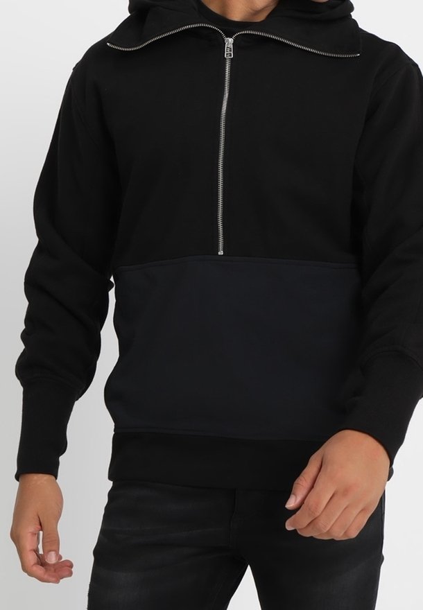 Felpa nera con zip e cappuccio, pannello in blu scuro a contrasto nella parte inferiore, polsini e orlo a coste, realizzata in un morbido tessuto testurizzato.