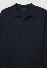 Dunkelblauer, gerippter Pullover mit kurzem V-Ausschnitt und Kragen. Verfügt über ein strukturiertes Strickmuster und ein Etikett mit "CALLIOPE" und Größe "L".