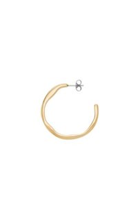 Guldtonad hoopörhänge med en vågig, skulptural design. Har en bakre stängning med post och en slät, glänsande yta. Böjd form med en organisk känsla.