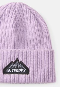 Violetti neulepipo, jossa on ribbikuviointi, musta vuoristologo-patch valkoisella brodeerauksella ja sana "TERREX."