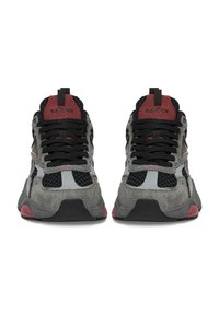 Szare i czarne buty sportowe z zamszowymi i siateczkowymi akcentami, czerwonymi detalami i czarnymi sznurowadłami. Posiadają wyściełany kołnierz i teksturowaną podeszwę.