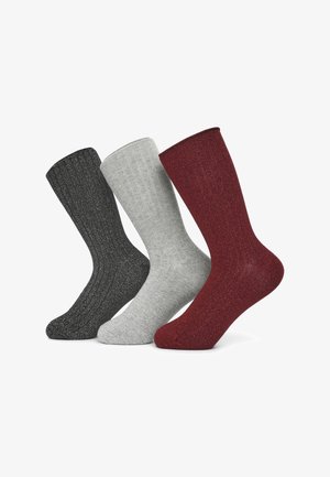 Tre paia di calzini a coste in nero, grigio e bordeaux; realizzati in un materiale morbido con una leggera lucentezza e di lunghezza media fino al polpaccio.