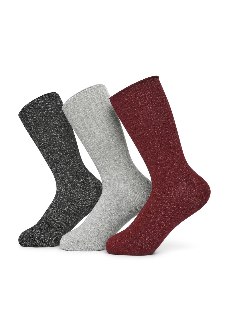 Trzy pary prążkowanych skarpet w kolorach czarnym, szarym i bordowym; wykonane z miękkiego materiału z delikatnym połyskiem i długości do połowy łydki.