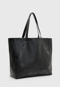 Sac fourre-tout en cuir noir avec motif logo en relief, forme rectangulaire, deux poignées, texture lisse et design minimaliste.