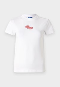 Hvid bomulds T-shirt med rund halsudskæring. Har et rødt grafisk tryk med teksten "KARL LAGERFELD JEANS" henover forsiden. Korte ærmer.