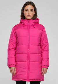 Padded ružový kabát s kapucňou, ktorý má dlhý zips, elastické manžety a prešívaný dizajn s horizontálnymi sekciami.