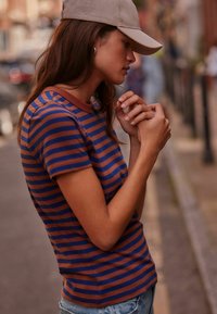 Next Printtipaita - blue orange rust stripe