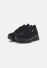 Černé sportovní boty s prodyšným síťovinovým svrškem, texturovaným povrchem, plochými tkaničkami a polstrovanou podešví pro pohodlí.