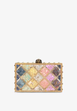 Pochette en acrylique transparent avec un motif géométrique de diamants marbrés multicolores. Finitions et détails cloutés dorés complètent le design.
