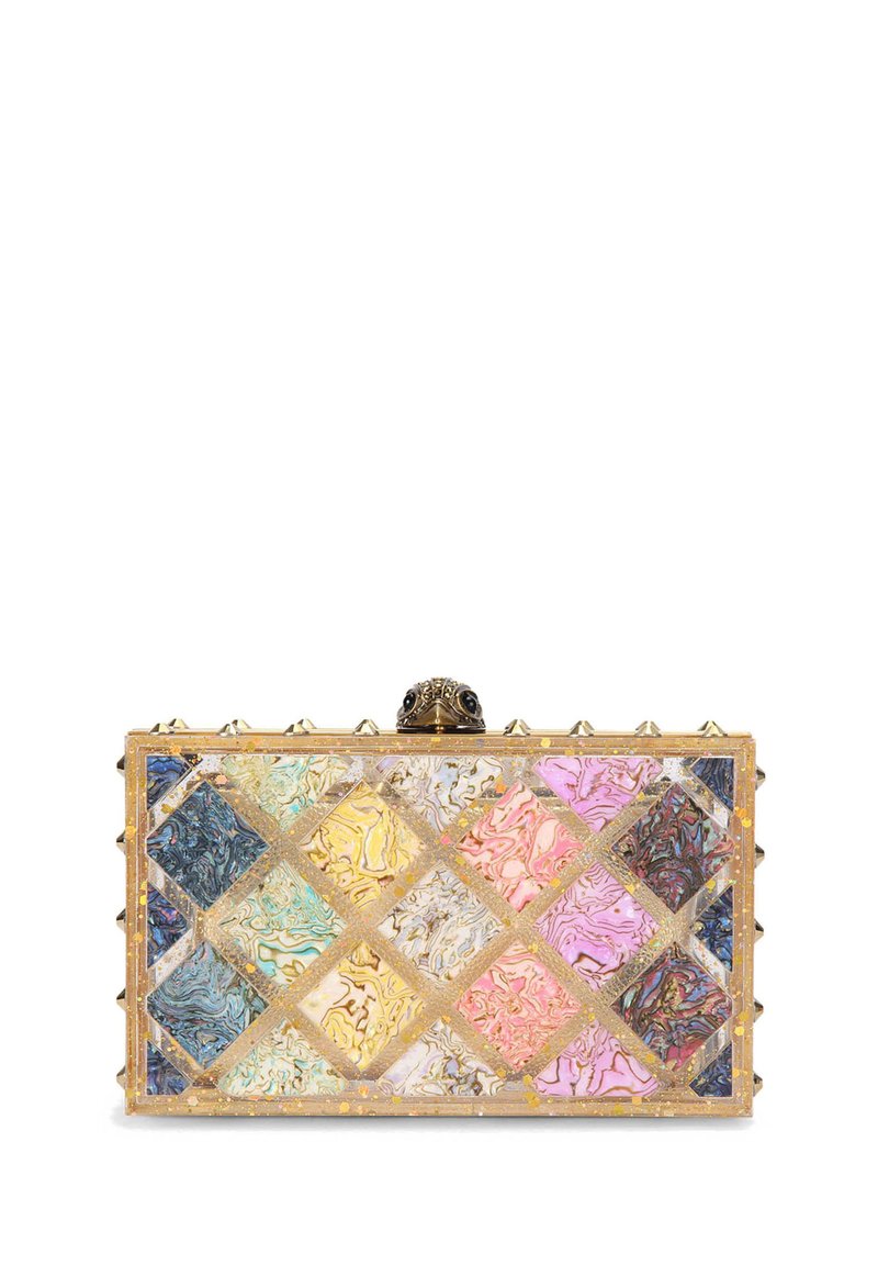 Clutch in acrilico trasparente con design geometrico di diamanti marmorizzati multicolori. Finiture in metallo color oro e dettagli con borchie completano il look.