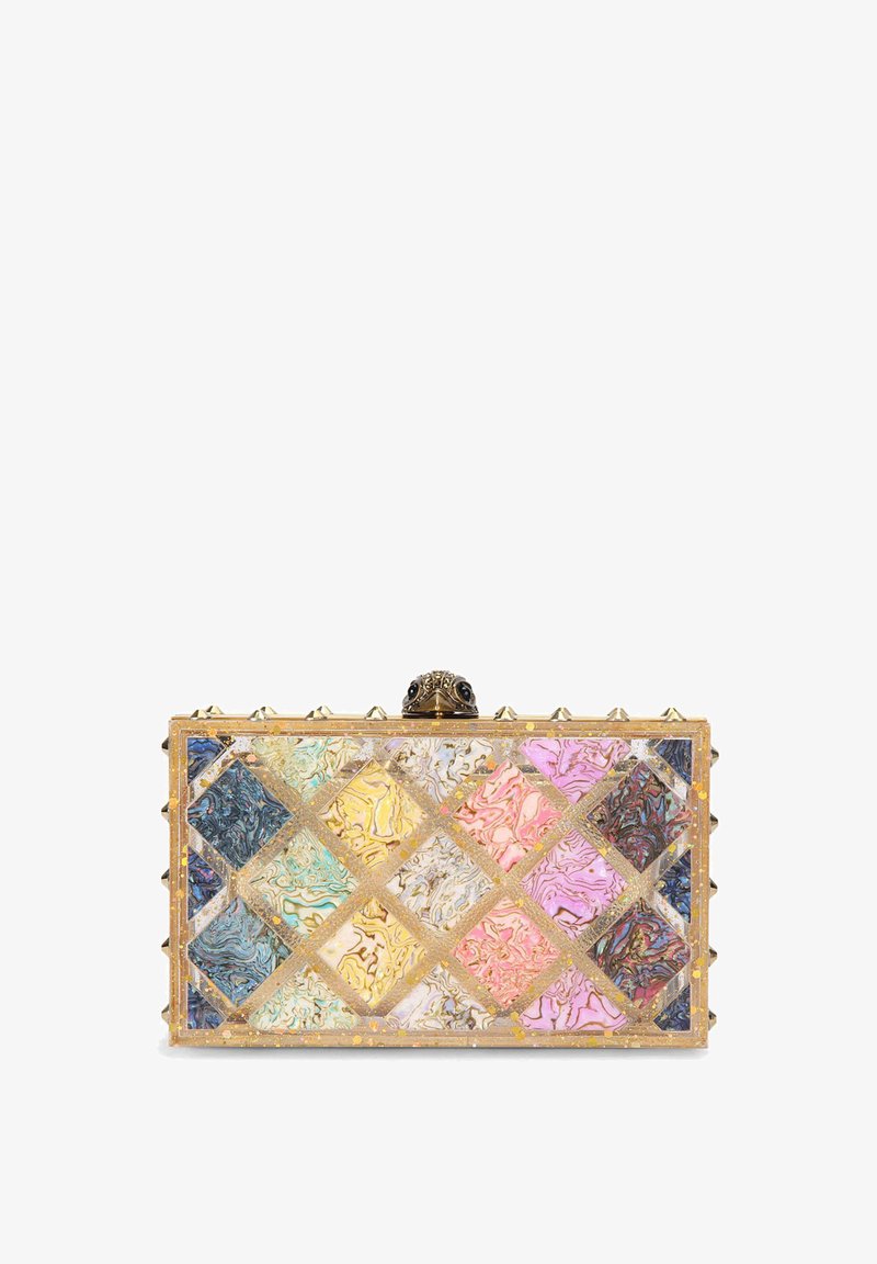 Clutch in acrilico trasparente con design geometrico di diamanti marmorizzati multicolori. Finiture in metallo color oro e dettagli con borchie completano il look.