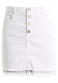 Gonna in denim bianco con cinque bottoni in ottone sul davanti, due tasche e orlo sfilacciato. Vestibilità slim con taglio dritto e leggero elasticità.
