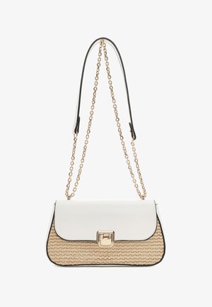 Weiße synthetische Handtasche mit einem geflochtenen Strohboden, goldenen Beschlägen, einem Kettenriemen und einem Klappenverschluss. Schwarze Akzente umranden die Tasche.