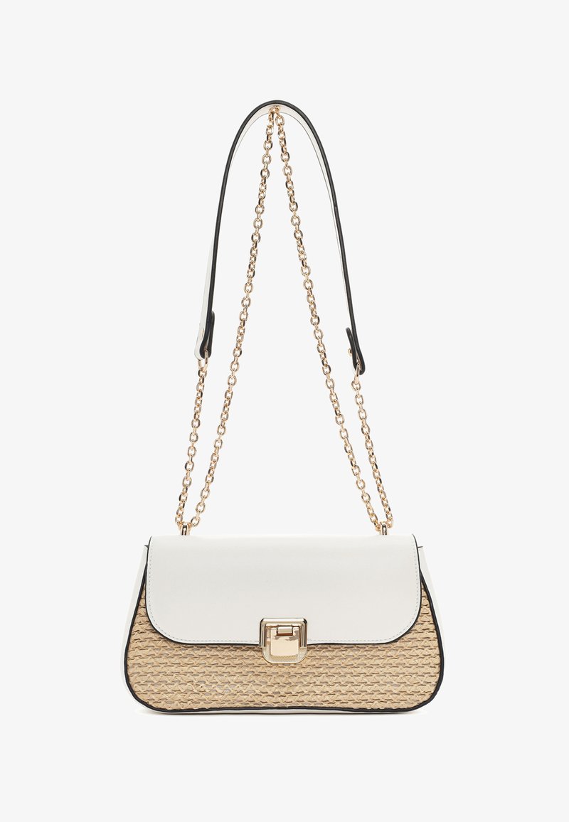 Borsa sintetica bianca con fondo in paglia intrecciata, hardware dorato, tracolla a catena e chiusura a patta. Un bordo nero contorna la borsa.