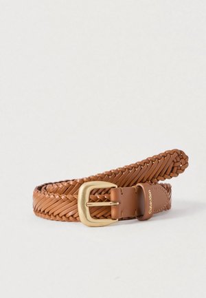 Woven brown leather belt with a gold-tone metal buckle. Features a textured design and smooth leather accents. Markenname: Calvin Klein.