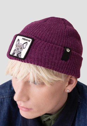 Berretto a maglia viola con una toppa che presenta un'illustrazione di un bulldog francese, caratterizzato da una texture a coste e un piccolo cartellino logo nero.