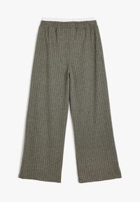 Grijze wijde broek van een zachte stof, met een witte elastieken tailleband en subtiele verticale strepen.