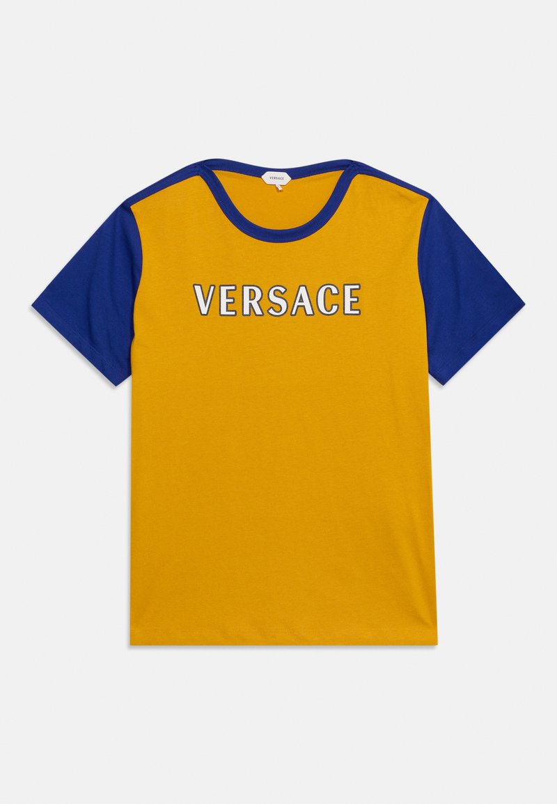 Versace LOGO OUTLINE UNISEX - Print T-shirt - mustard/cobalt blue/white ...