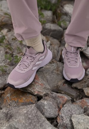 TRACEFINDER TRAIL RUNNING SHOES - Krosa skriešanas apavi - preloved fig/silver dawn/aurora black