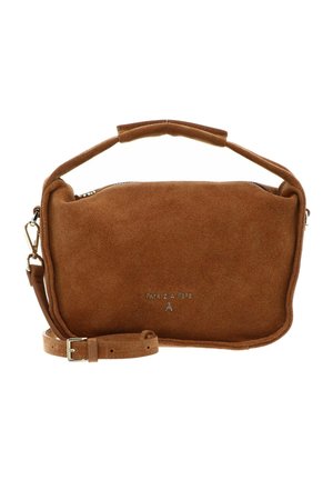 Sac à main rectangulaire en daim marron avec poignée supérieure, bandoulière amovible et petit logo métallique sur le devant.